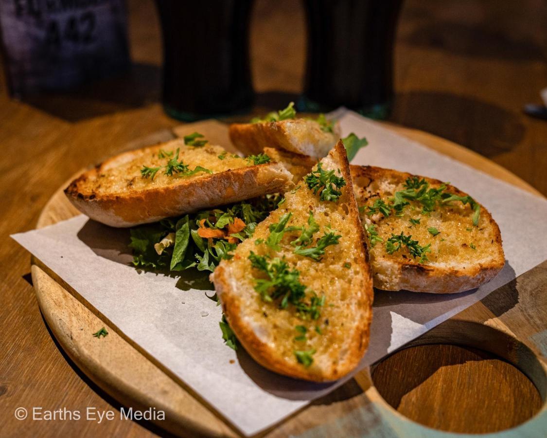 The Bear Inn 兰达弗里 外观 照片